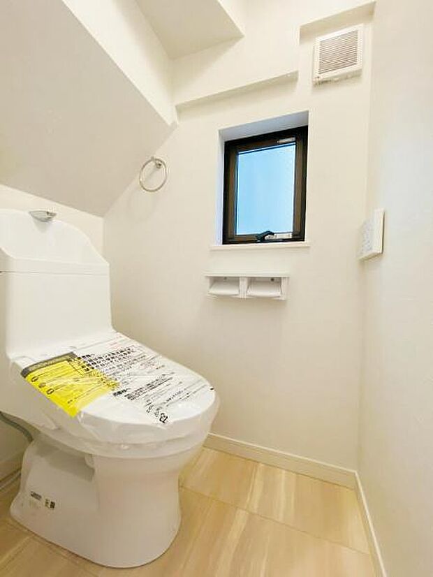 【1階トイレ】トイレは1、3階に設置。 窓付きで換気面にも配慮した配置です♪