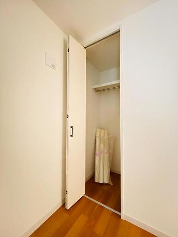 【1階4.6帖洋室】 4.6帖洋室にも窓やクローゼットもあり、使いやすいお部屋です。