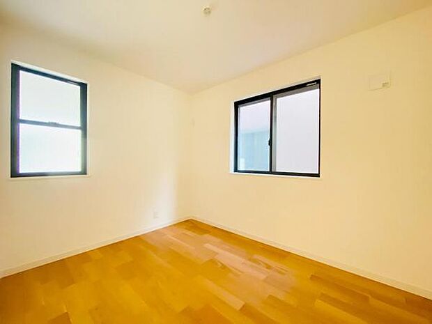 【1階4.6帖洋室】 4.6帖洋室にも窓やクローゼットもあり、使いやすいお部屋です。