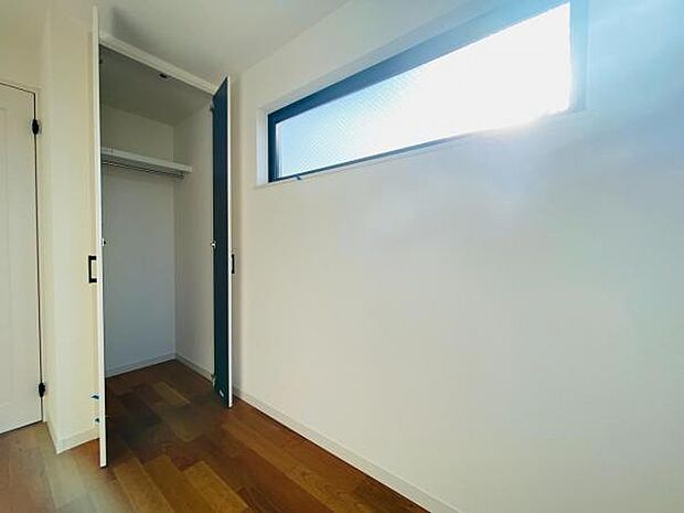 【3階5.7帖クローゼット】 5.7帖洋室にも窓やクローゼットもあり、使いやすいお部屋です。