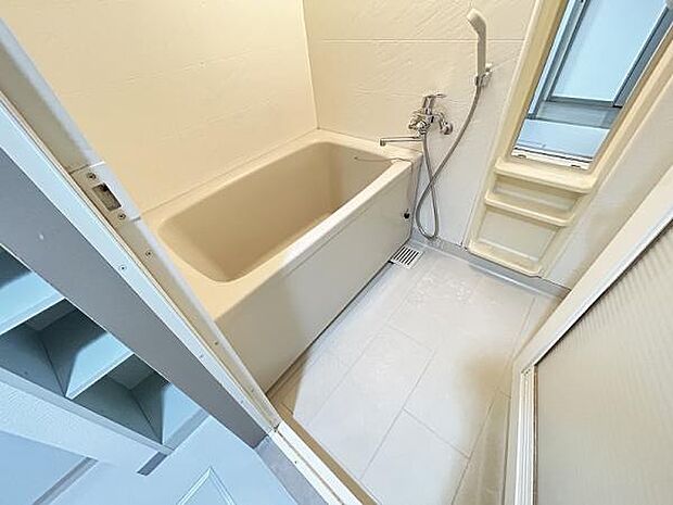 白を基調とした清潔感あるバスルーム 