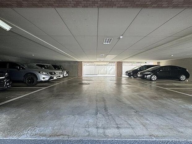 屋根付き平面駐車場のほかに機械式駐車場のご用意もございます使用状況はご確認ください
