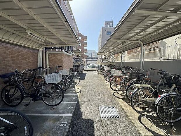 自転車は整然と並び、管理の良さや住人の方々のマナーの良さが伺えます