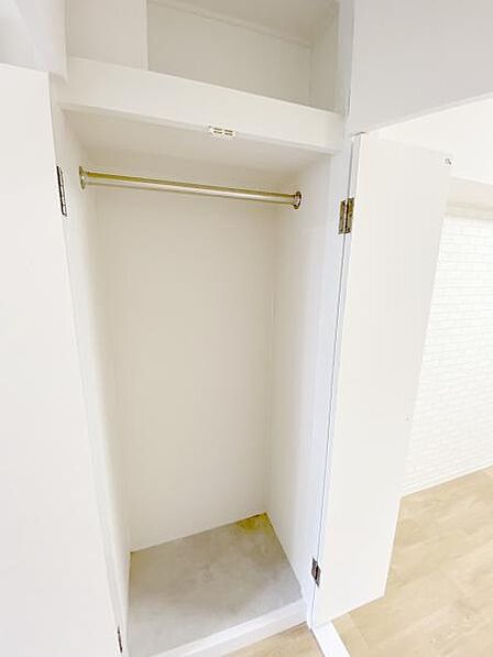 【廊下収納】 上着などの収納に最適です。中も綺麗にリフォームされています!
