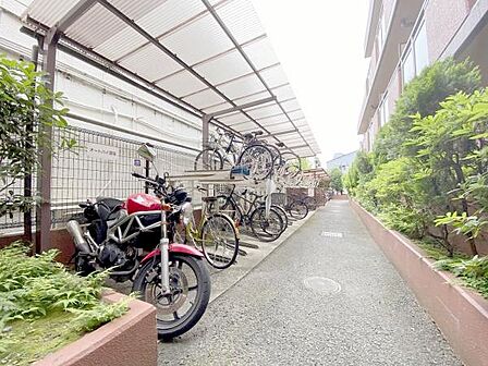 駐輪場(3000~5000円/年)、バイク置き場 (500~3000円/年)