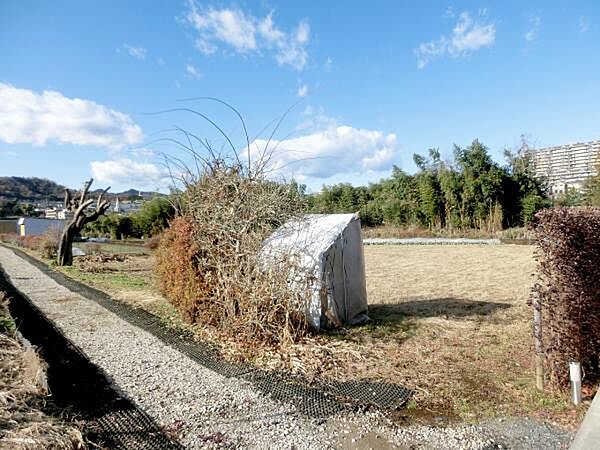 道路を挟んで南側が調整区域となっているため、視界が開けた畑の広がりと、遠くの山並みを望むことができる恵まれたロケーションです。