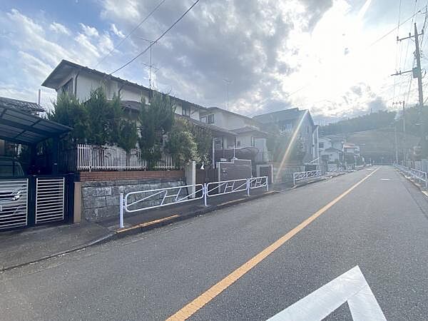 車通りは少なく、静かな環境です。