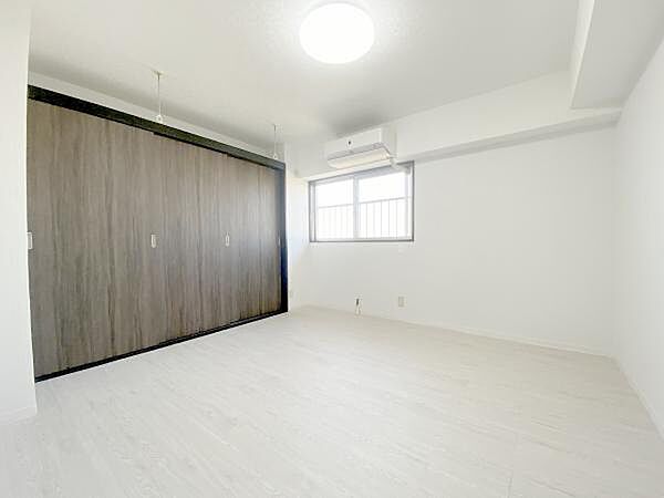 【洋室？】大容量のクローゼット付きのお部屋です。 角部屋のため、全室窓付きです。