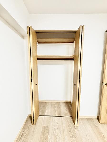 お洋服以外のものも収納できるゆとりのあるクローゼット！