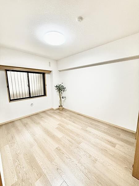 約6.2帖。玄関入ってすぐのお部屋です。