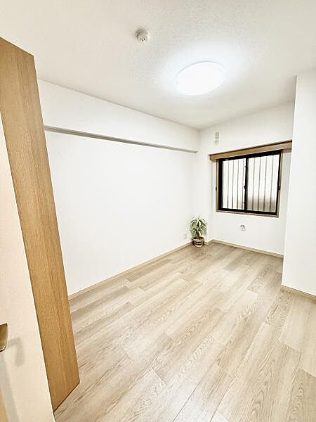 約5帖。玄関入ってすぐのお部屋です。