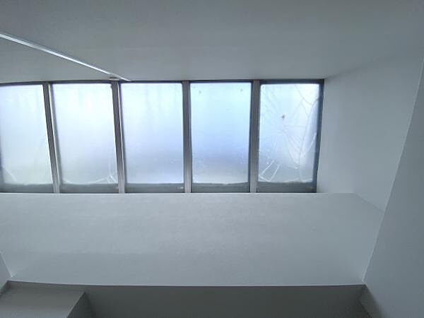 約4.6帖洋室/戸建の様な吹き抜けがあり開放感良好です！