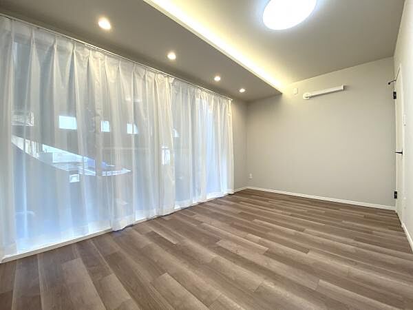 約8.1帖洋室は、大きな窓からあたたかい日差しが入り込んできます。