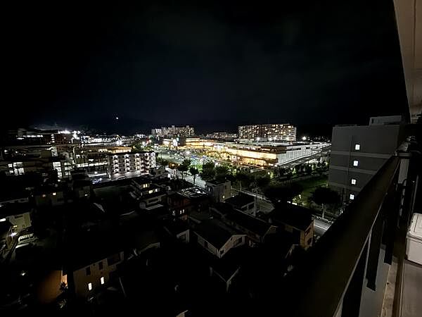 バルコニーからの夜景のお写真。街の灯りが彩る美しい夜景をご自宅でお楽しみいただけます♪