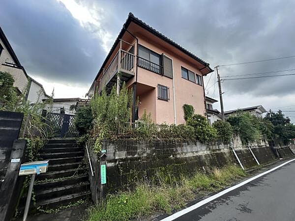 閑静な住宅街、現状カースペースはありません。土地が約52坪あり、造成を行い新たに作ることも可能です