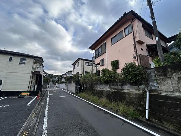 前面道路は約5.0メートルの幅員で車通りも少なく閑静な住宅街です