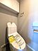 トイレ：洗浄便座のトイレはスタイリッシュなデザイン。吊戸棚にトイレ用品もしまえます