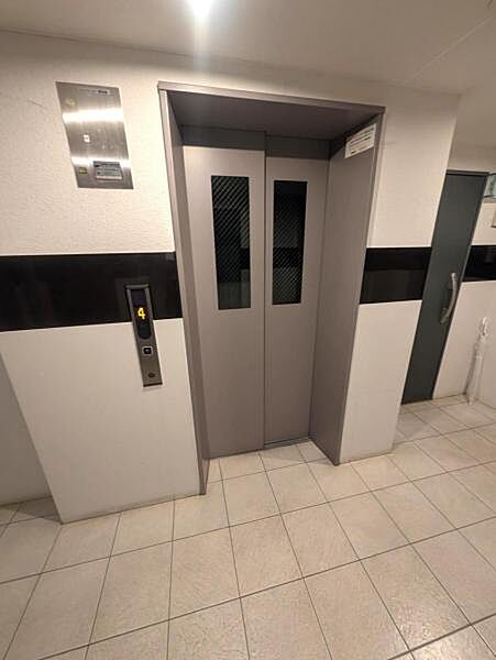 エレベーターは1基設置。重たいお荷物を抱えた日でも安心です