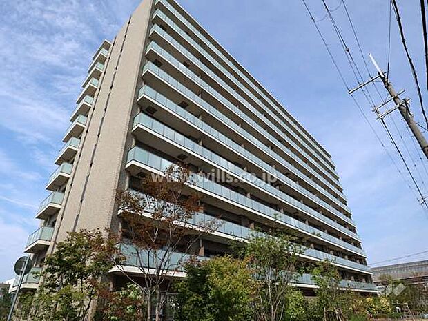 プレサンスロジェ尼崎の外観（南西側から）2017年1月築の築浅マンション！JR「尼崎」駅徒歩18分。