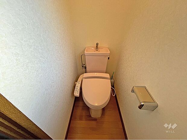 2階トイレ清潔感があり、床がフローリングであたたかい雰囲気のお手洗いです。