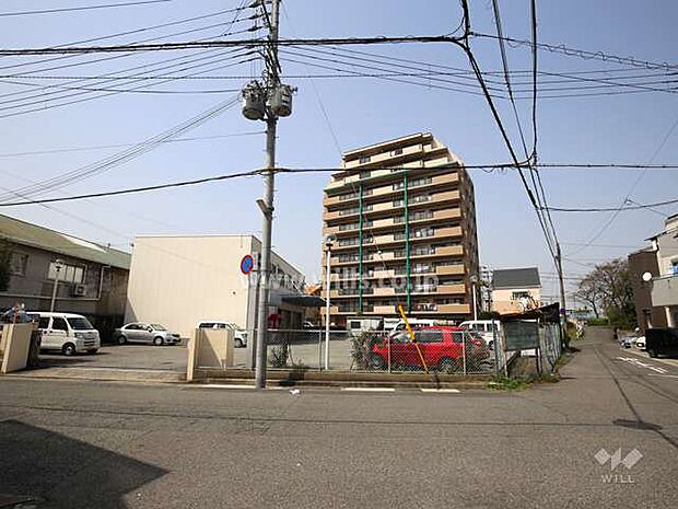 アービング尼崎東難波公園の遠景。周辺は工場や倉庫が混在する庄下川沿いの住宅地。