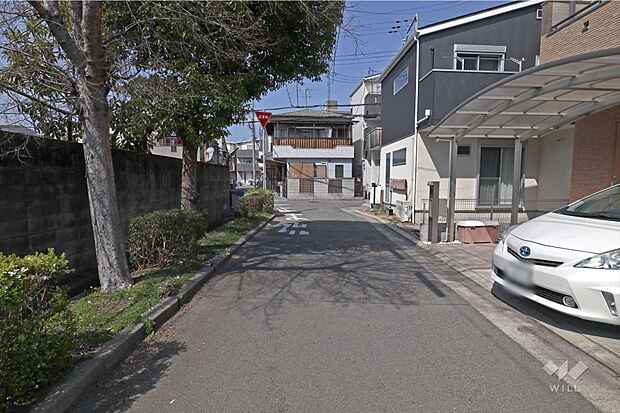 物件の西側前面道路（南側から）阪神本線「武庫川」駅まで徒歩20分！周辺は落ち着いた環境の住宅地です。