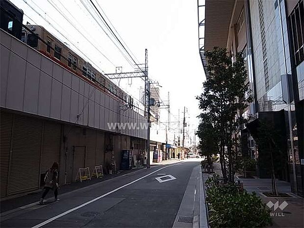 敷地北側には阪神本線が走っています。