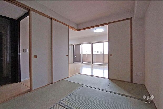 中側和室4.5帖［2024年4月17日撮影］仕切り戸を開放してリビングと空間を一つにして広く使うことも、お子様のお部屋などとして使うこともできます。