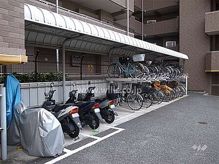 駐輪場とバイク置き場
