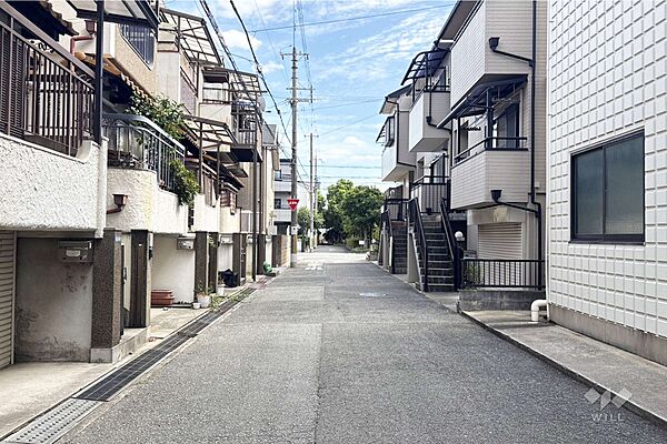 物件の西側前面道路（北側から）［2026年8月11日撮影］