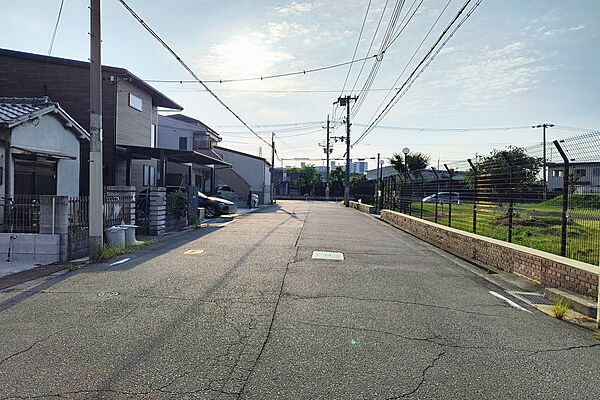 物件の南側前面道路（西側から）［2026年8月2日撮影］