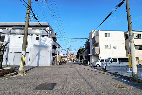 物件の南側前面道路（東側から）［2026年8月2日撮影］