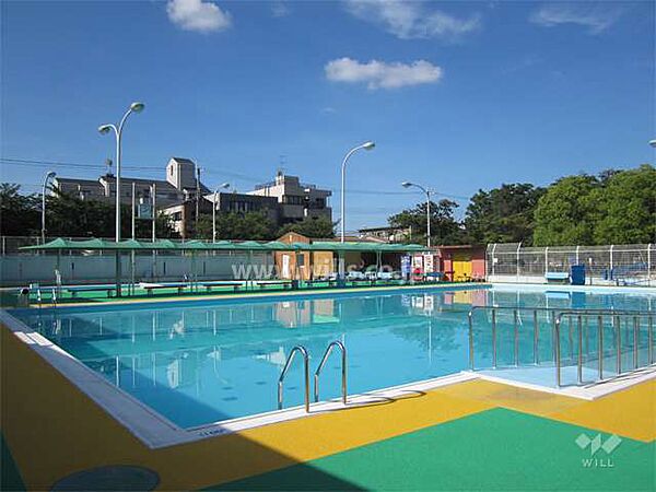 北雁替公園市民プールの外観