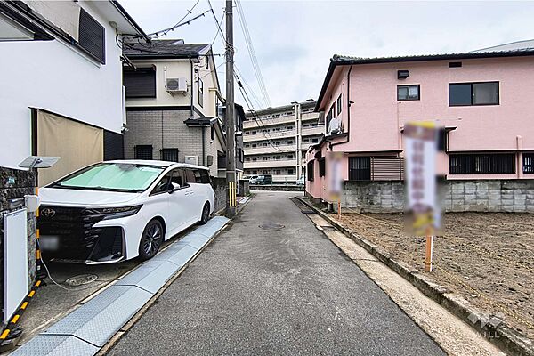 物件の東側前面道路（北側から）［2026年9月27日撮影］