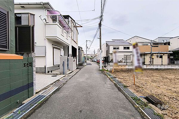 物件の西側前面道路（南側から）［2026年9月27日撮影］