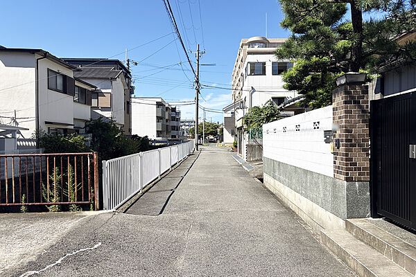 物件の北側前面道路（東側から）［2026年10月3日撮影］