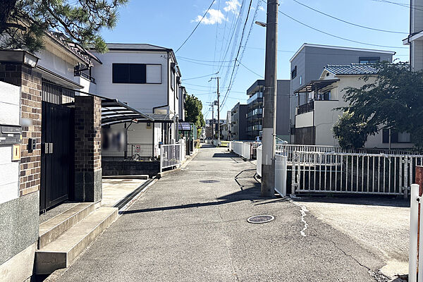 物件の北側前面道路（西側から）［2026年10月3日撮影］