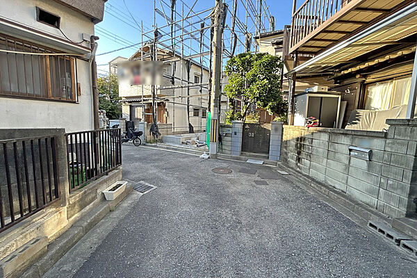 物件の北東側前面道路（南東側から）［2026年10月3日撮影］