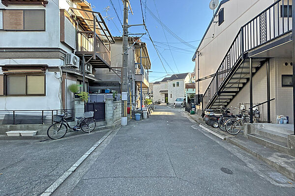 物件の西側前面道路（北側から）［2026年10月3日撮影］