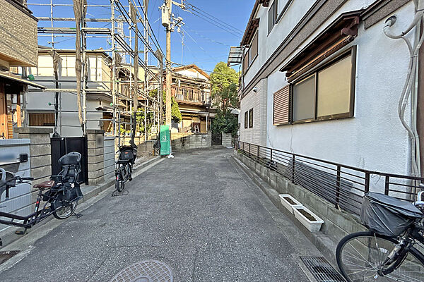 物件の北側前面道路（西側から）［2026年10月3日撮影］