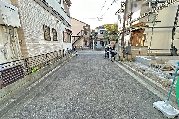 物件の北側前面道路（東側から）［2026年10月3日撮影］