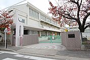上野小学校 624m