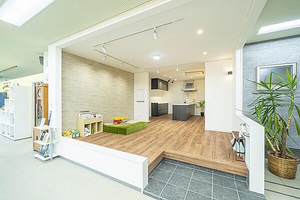 キッズスペースを併設。お子様とご一緒でも安心してご来店いただけます。