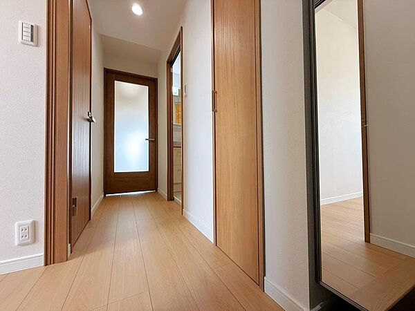 明るく開放感のある玄関は、ご家族やゲストを気持ちよく迎える空間。全身鏡付きで実用性にも優れています。