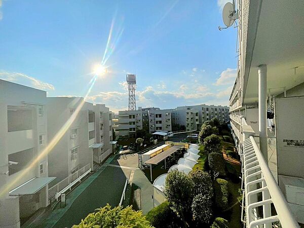 マンションの外観は、築年数を感じさせず、住まう人、訪れる人を心地よく迎え入れてくれます