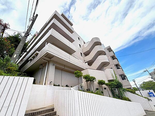 流行に左右されず、将来にわたって価値が継続する「上質」な佇まい。おしゃれな雰囲気や自然の潤い、親しみやすさといった個性を、街に新たな価値をもたらし続ける。