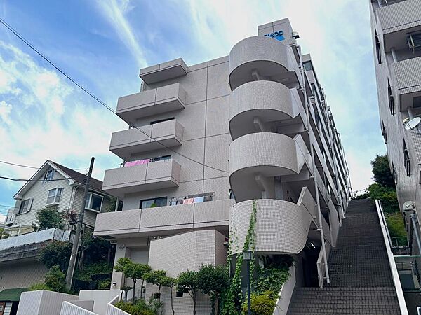 穏やかな風と陽光を導き、プライバシーに配慮された設計プランを採用し、居住性を一段と心地よいものにしています。周辺環境とのコラボレーションにより明るく開放的な空間を演出。