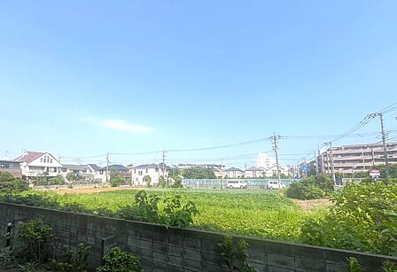 前面棟なく1階でもかなり開けています。明るい光と爽やかな風に包まれる、素敵な空間です