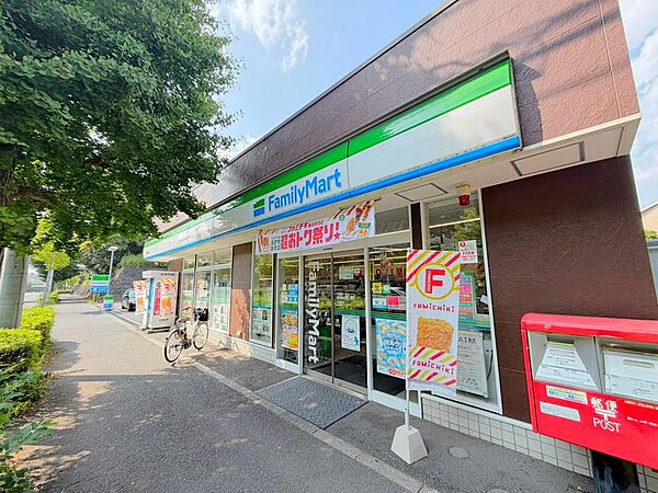 ファミリーマート横浜野庭店…徒歩8分