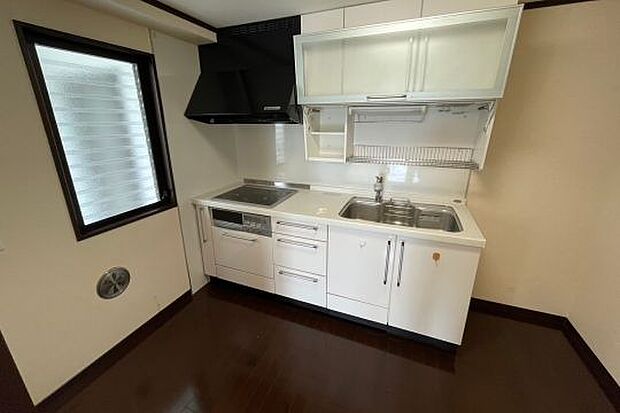 スライド扉を開けると水切りかごにも使用できる収納スペースがある機能的なキッチン
